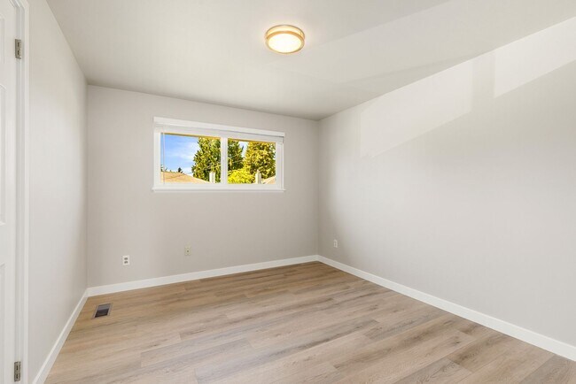 Building Photo - Crown Hill 3 Bedroom Daylight Basement Home