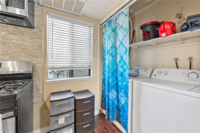 Building Photo - 10614 Shoreline Dr