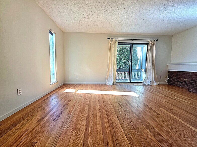 Building Photo - 563 Heritage Vlg