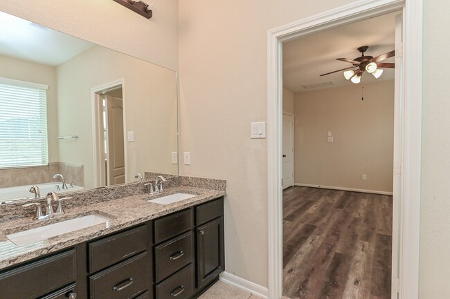 Building Photo - 6026 Baileys Run Ln
