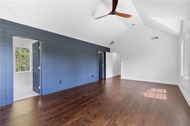 Building Photo - 1296 Hilton Dr