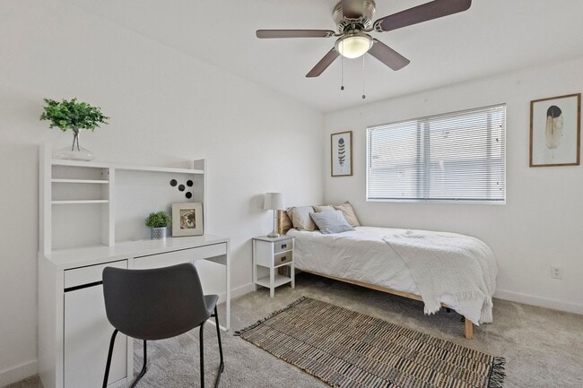 Building Photo - 3BR/2.5BA Townhouse in Courtyard Condos