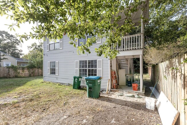 Building Photo - 905 Sarrazin Ave