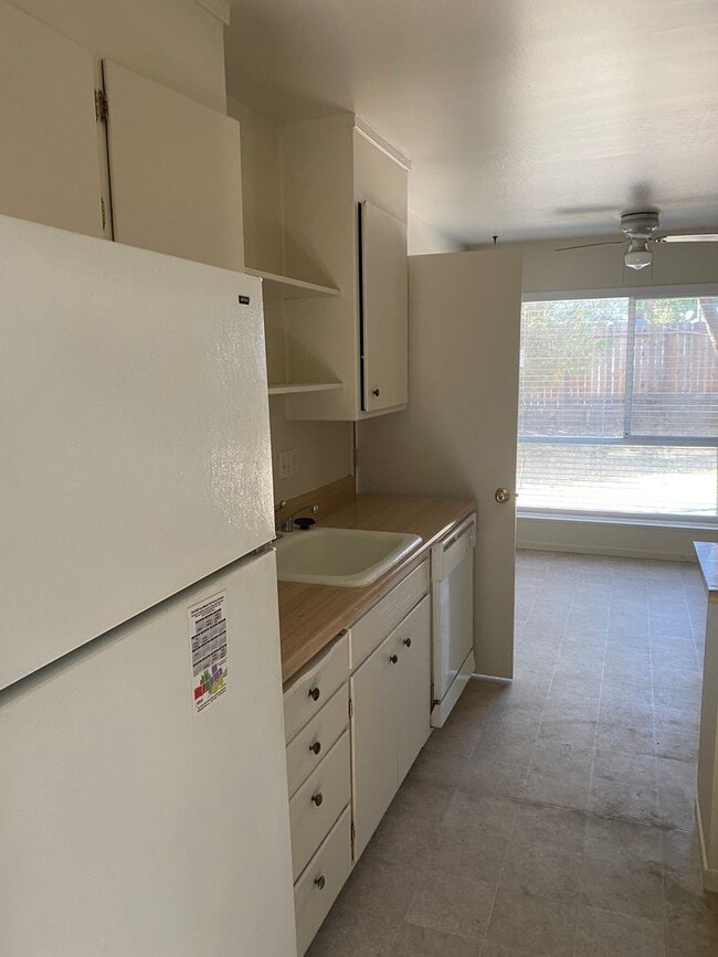 Building Photo - 3 Bedroom 2 Bath Home Close to Downtown and Shopping