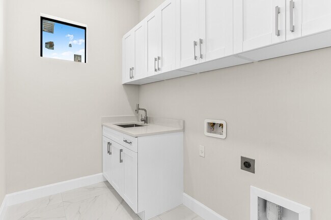 Building Photo - 2014 NE 9th Ave