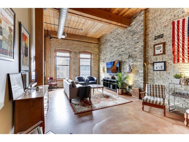 Primary Photo - 210 N 2nd St