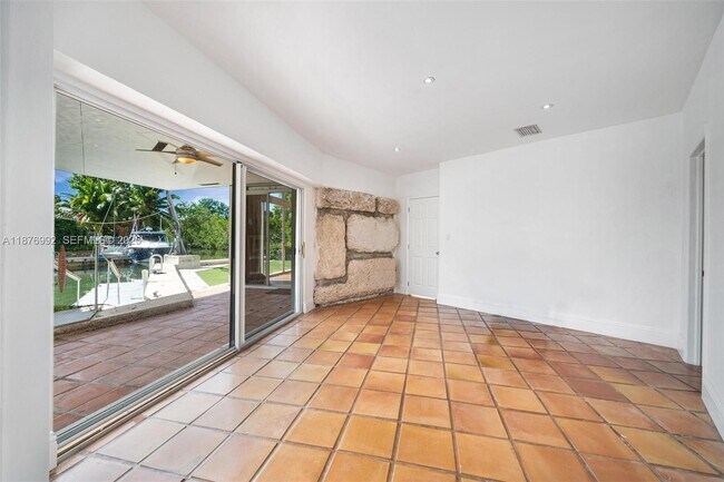 Building Photo - 2120 S Bayshore Dr