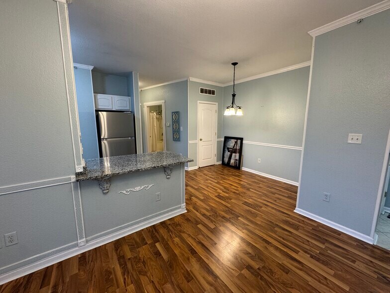 Dining room - 12860 University Cres
