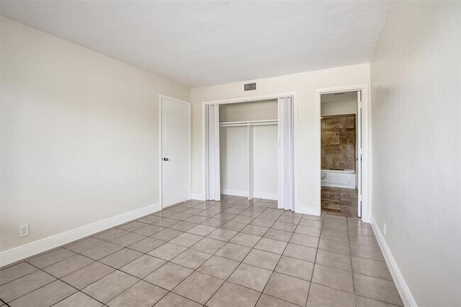 Building Photo - 2175 NE 56th St