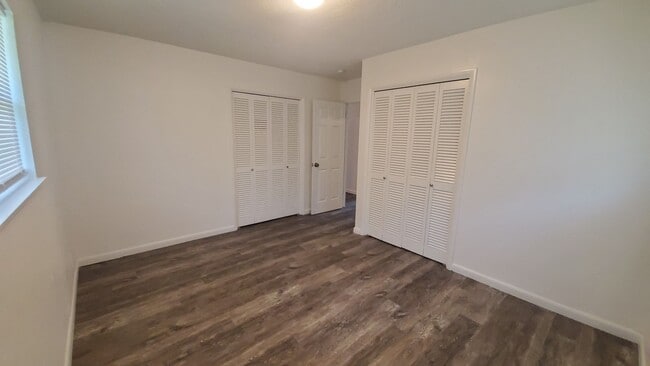Building Photo - (2) Bedroom Duplex E Norman Avail NOW!