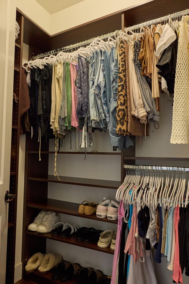 Building Photo - 9909 W 32nd Ln