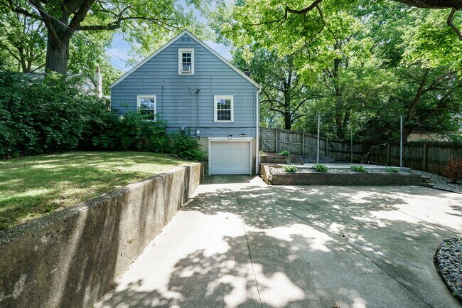 Building Photo - 2935 Glenmore Ave