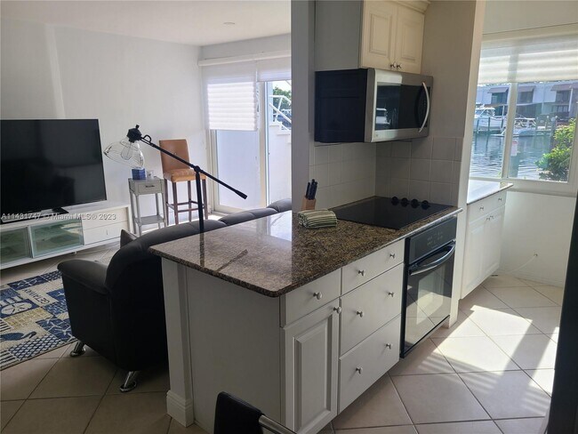 Building Photo - 180 Isle of Venice Dr