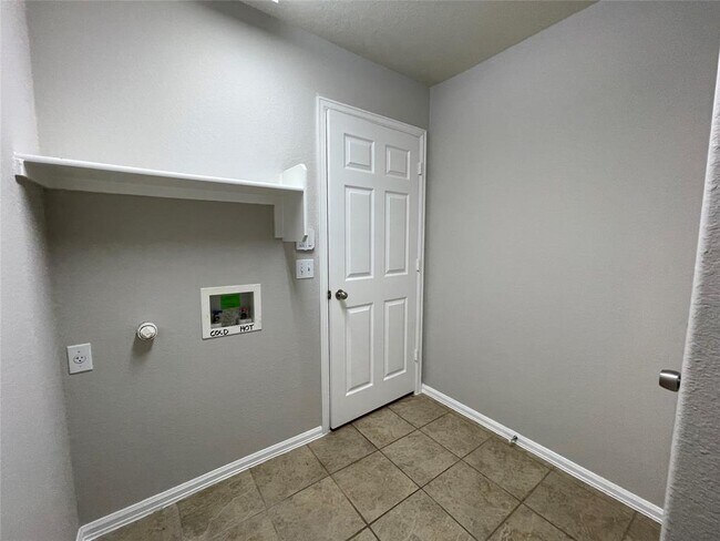 Building Photo - 208 Spruce Dr