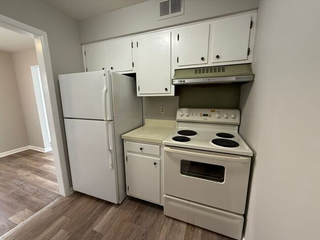 Building Photo - Adorable Apartment in Southern Hills Condo's!