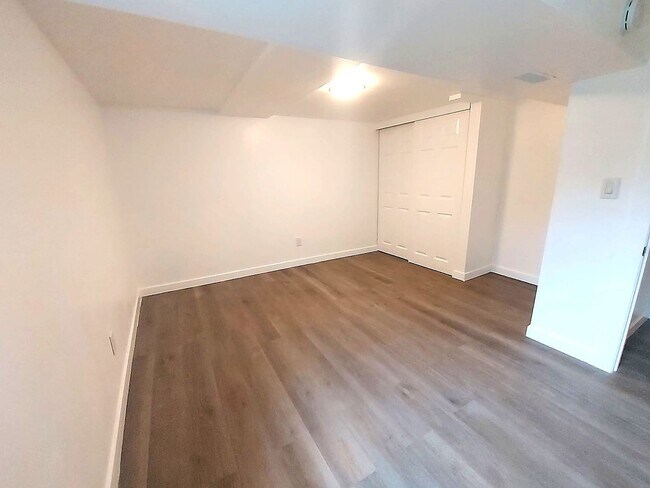 Building Photo - Spacious 4BD/3BA with Fenced Yard & Front Porch in North Seattle!