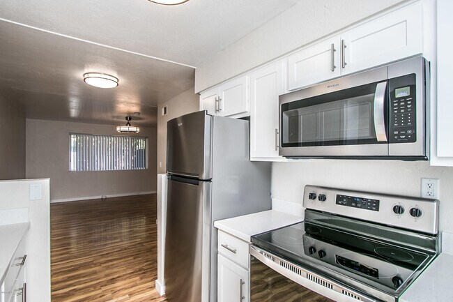 Building Photo - 402 S Beck Ave