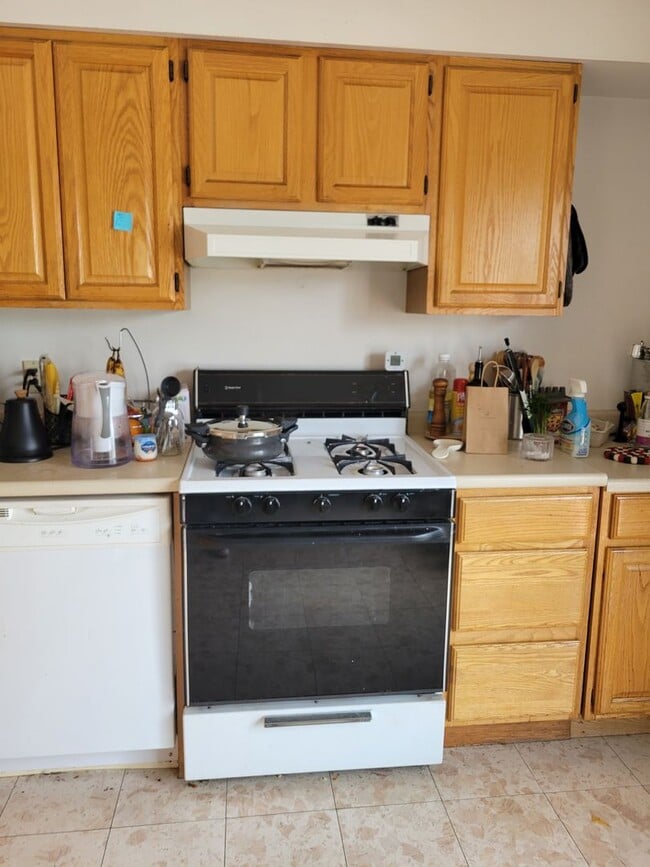 Building Photo - 2Br/1Bth, ready to move in, Great Locaton. Laundry in building