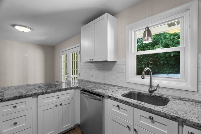 Building Photo - Gorgeous 3 Bedroom, 2 Bath Split-level home in Brentwood - High-end Renovation, Pet Friendly!