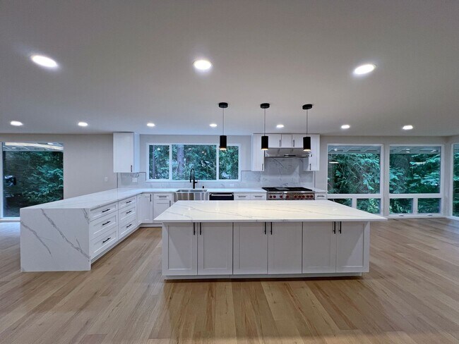 Building Photo - Freshly Remodeled 5BR Home in Prime Bellevue Enatai