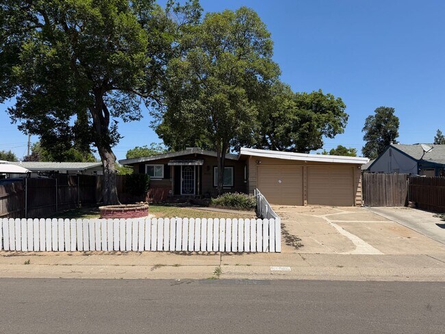 Building Photo - Adorable 3 bedroom 2 bath bungalow in Rosemont