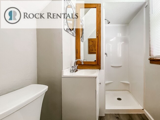 Building Photo - Large 4 Bed 2 Bath Home