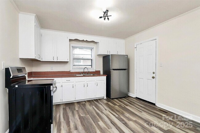 Building Photo - 4132 Blenhein Rd