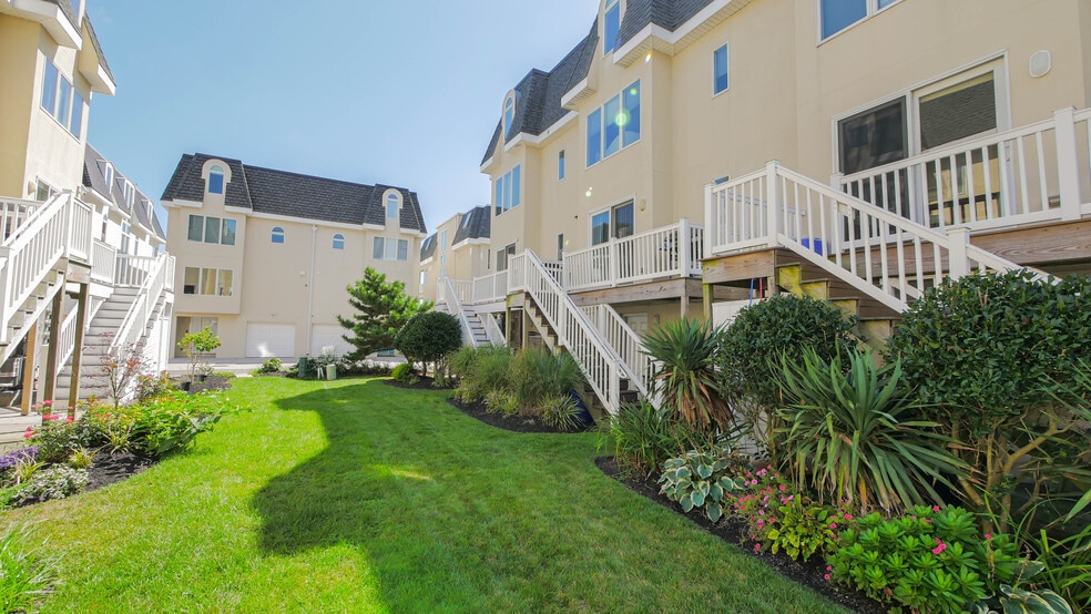 Building Photo - 137 S Berkley Sq