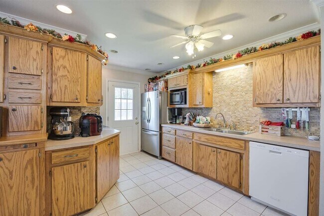 Building Photo - 205 Lincoln St