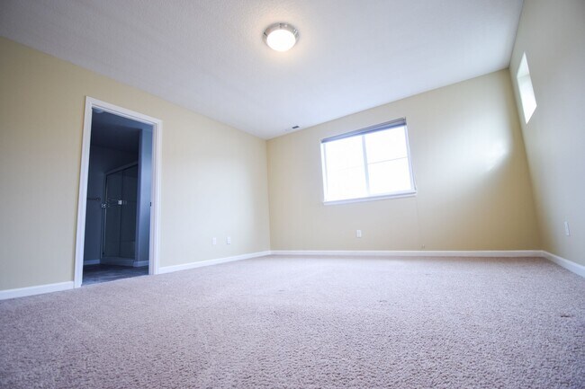 Building Photo - MOVE IN SPECIAL!  $1000 OFF!  Beautiful Single Family Home!  Close to Downtown Hillsboro!
