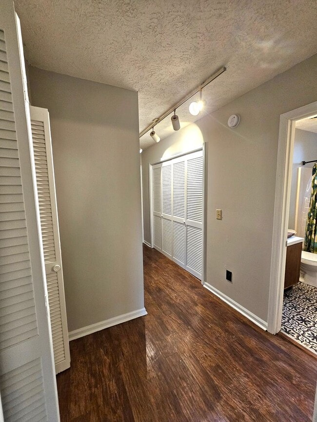 Building Photo - Charming & Spacious 3-Bed, 2-Bath Home in ...