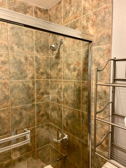 Shower - 9653 Spyglass Ave