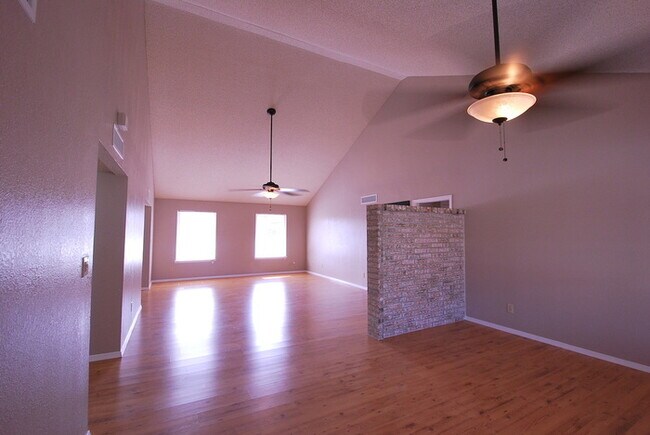 Building Photo - Single Family Home