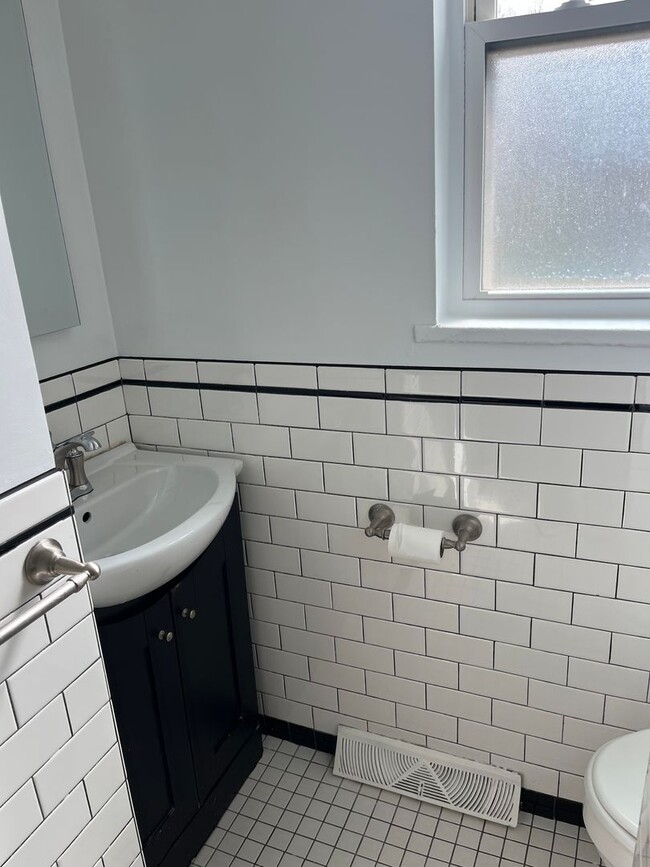 Building Photo - 2 bedroom 1 bath townhouse, Mt Washington