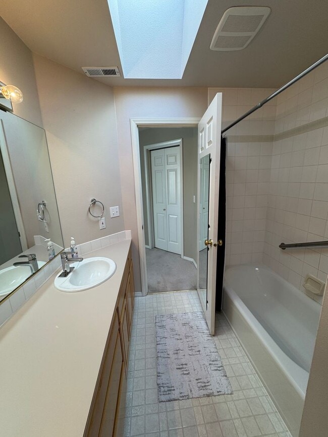 Building Photo - 2bd/2ba Edmonds Condo