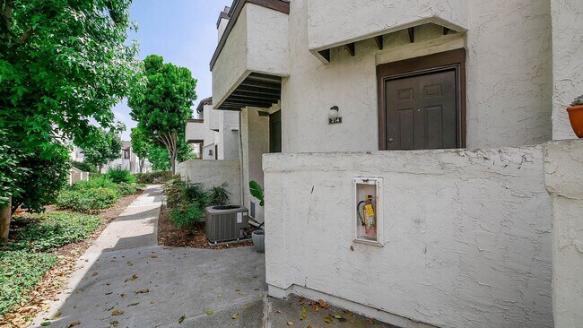 Building Photo - Stylish Sea Colony 3-Level Townhome!