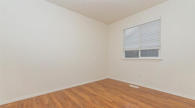 Building Photo - Welcome to this spacious 5-bedroom, 2-bath...