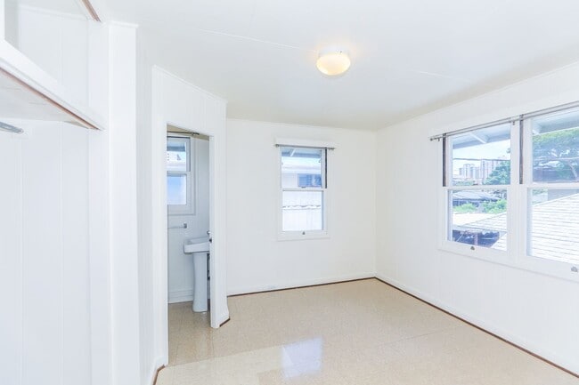 Building Photo - Waiola - upstairs 1 bedroom with 1 parking - window air conditioner in bedroom..