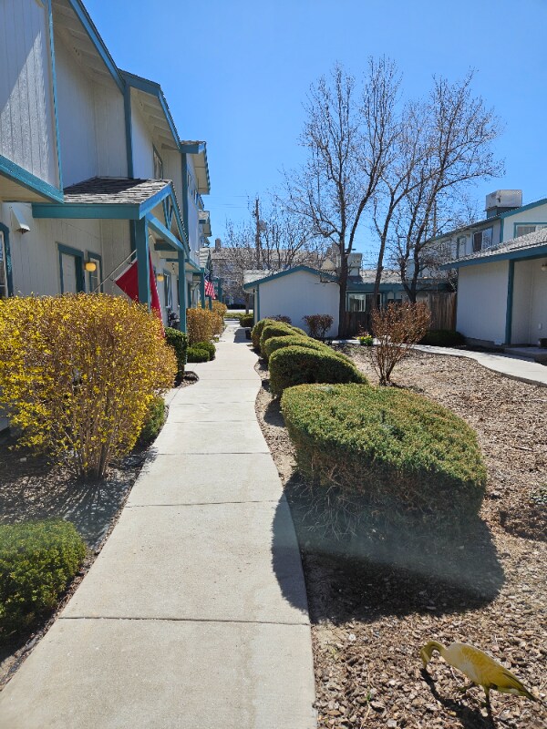 Building Photo - 1022 E 5th St