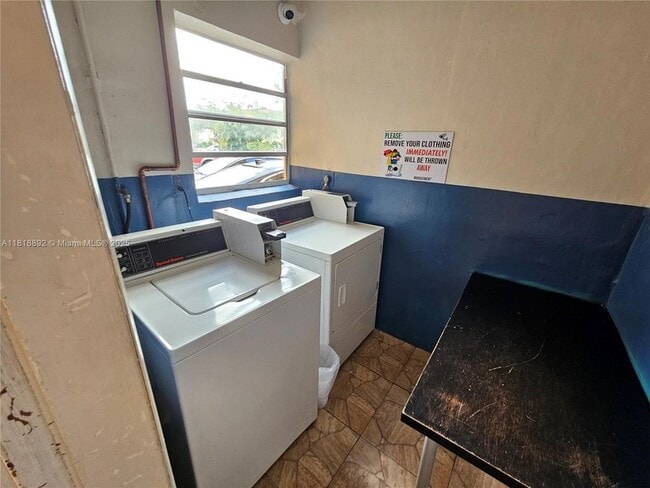 Building Photo - 5031 W Oakland Park Blvd