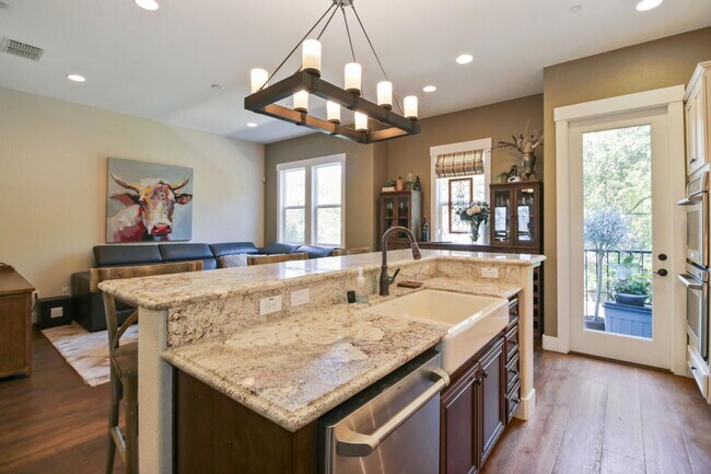 Building Photo - 4 Bed / 3.5 Bath | Crocker Village Brownst...