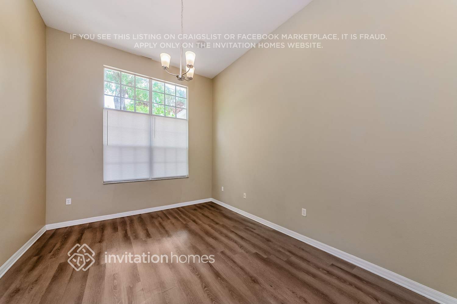 Building Photo - 3960 Woodview Dr