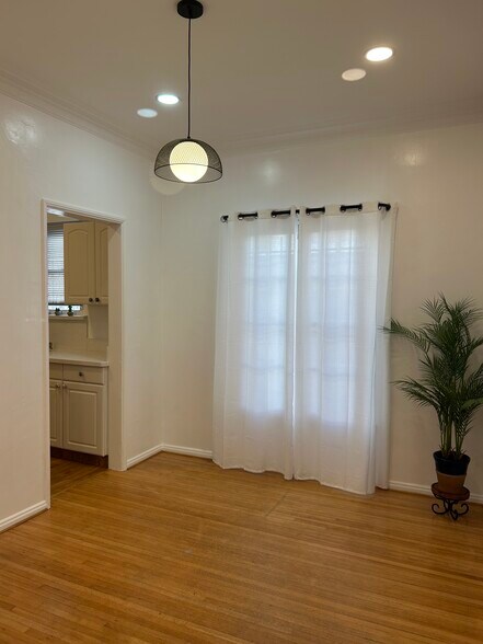 Building Photo - 850 S Kenmore Ave