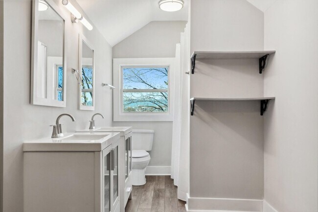 Building Photo - 1906 Vine St