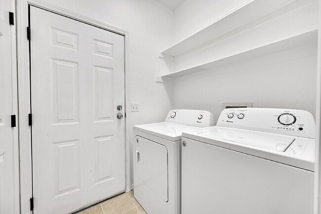 Building Photo - $2,350 - 2 Bed, 2 Bath Condo in Aurora wit...