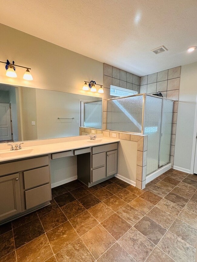 Building Photo - Contemporary Comfort Meets Convenience in Mt. Washington