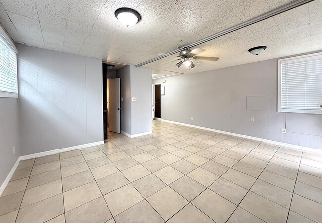 Building Photo - 3022 W Walnut St