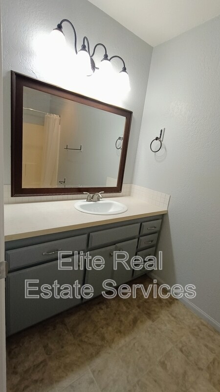 Building Photo - 1013 S Sunshine Ave