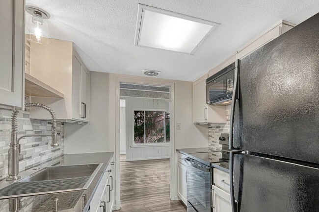 Building Photo - Charming 3-Bed Penthouse Condo in Denver with 2 full bathrooms! – Open Floor Plan *Move in specia...