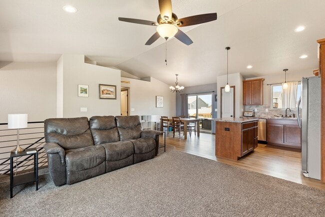 Building Photo - 4 BED | 3 BATH | DOUBLE GARAGE | RAPID VALLEY